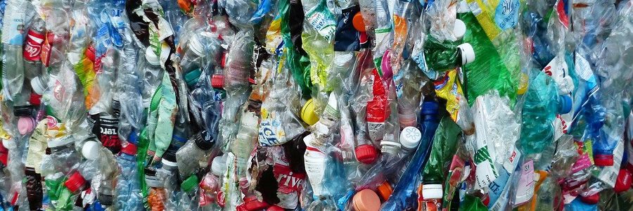 La falta de infraestructuras de recogida lastra el reciclaje de botellas de plástico en Europa