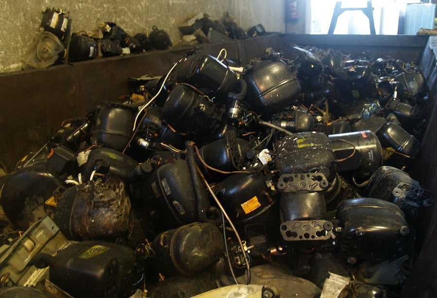 residuos electrónicos en una planta de reciclaje