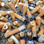 Reino Unido estudia obligar a la industria tabacalera a pagar por la gestión de las colillas