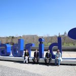 Una gran escultura de vidrio reciclado homenajea la conciencia ambiental de los madrileños