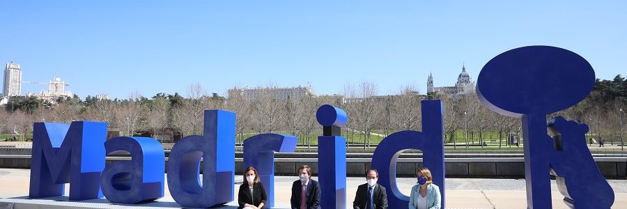 Una gran escultura de vidrio reciclado homenajea la conciencia ambiental de los madrileños