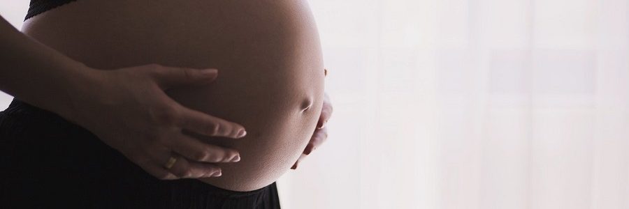 Detectan en mujeres embarazadas y sus hijos recién nacidos 55 sustancias químicas nunca antes halladas en personas