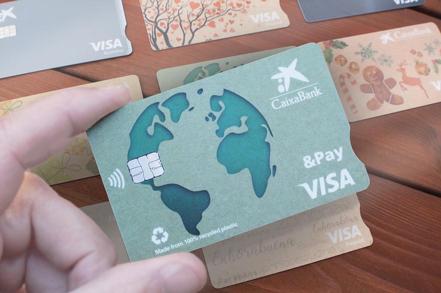 Caixabank usará materiales reciclados en sus tarjetas bancarias