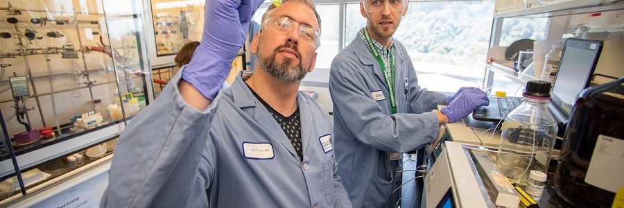 Investigadores de Berkeley Lab crean un plástico infinitamente reciclable capaz de competir con los materiales vírgenes