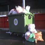 Greenpeace estima en 1.700 millones de euros el coste para los ayuntamientos de gestionar los residuos de envases que no se depositan en los contenedores amarillos