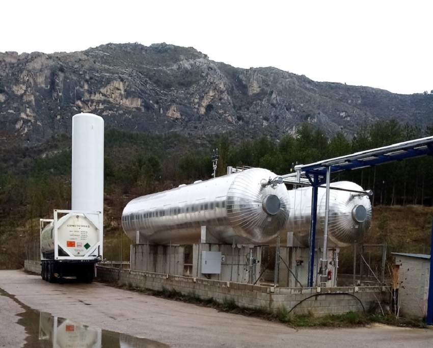 Tanques de almacenamiento de CO2 recuperado en la planta de Carboneco en Aliaga