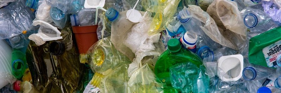 Un informe señala a 20 petroquímicas como principales responsables de la contaminación por los plásticos de un solo uso