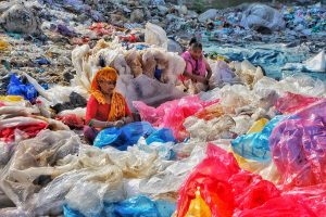 Trabajadoras con residuos plásticos