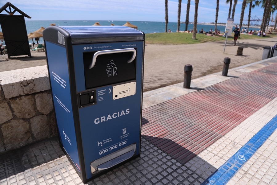 Nuevas papeleras compactadoras solares en Málaga