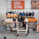 TOMRA abre en Italia un centro exclusivo de pruebas para escamas de plástico reciclado