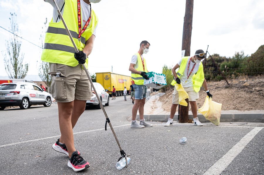Trofeos de vidrio reciclado y 1,4 toneladas de residuos recogidos en La Vuelta 2021