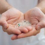 El documental #ChasingPellets denuncia la contaminación por pellets de plástico en el Mediterráneo