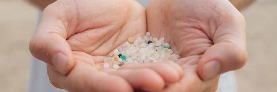 El documental #ChasingPellets denuncia la contaminación por pellets de plástico en el Mediterráneo