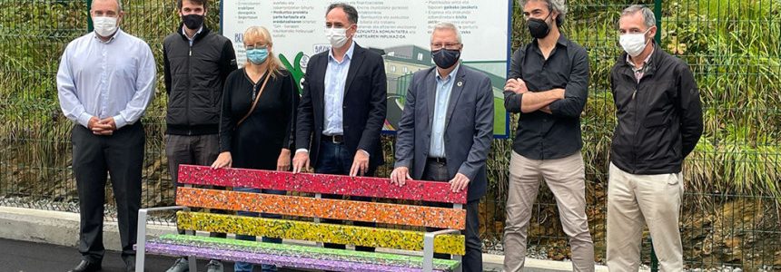 Inaugurado en Donostia un tramo de acera construido con 50.000 botellas de plástico recicladas