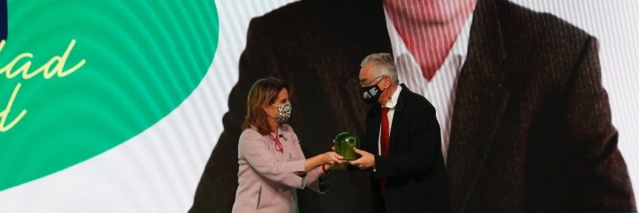 Teresa Ribera entrega el premio ‘Personalidad Ambiental’ de Ecovidrio al Dr. Bruno Oberle