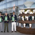 Una escultura de la ‘ensaladera’ hecha con vidrio reciclado homenajea a la Copa Davis como referente en sostenibilidad