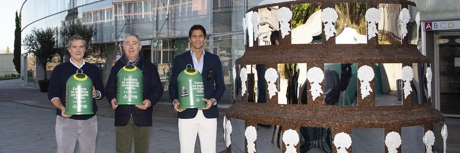 Una escultura de la ‘ensaladera’ hecha con vidrio reciclado homenajea a la Copa Davis como referente en sostenibilidad