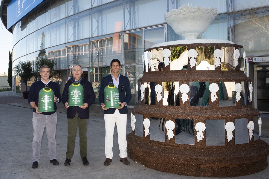 Una escultura de la ensaladera de vidrio reciclado en la Copa Davis