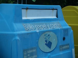 Contenedor azul para papel y cartón