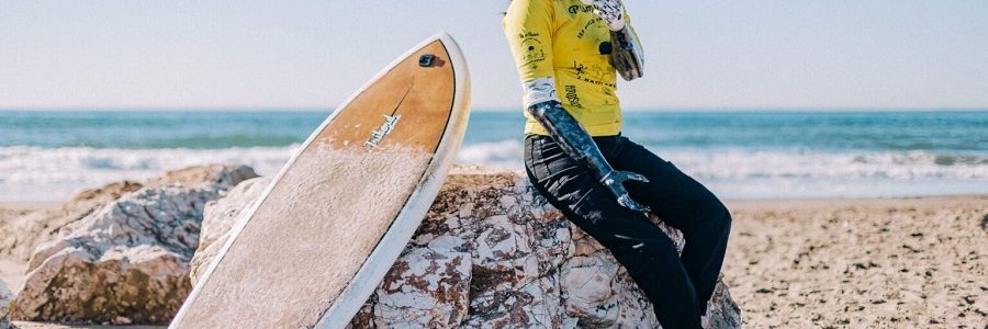 La subcampeona mundial de surf adaptado, Sarah Almagro, competirá sobre una tabla fabricada con plástico reciclado