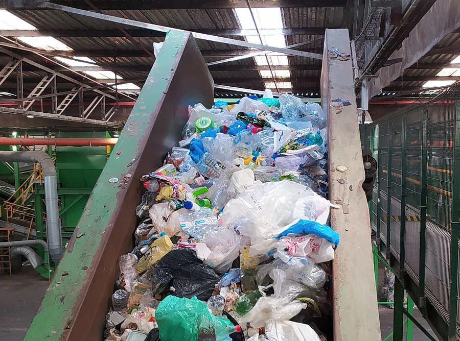 La industria del reciclaje de plásticos, amenazada por la pandemia de COVID-19