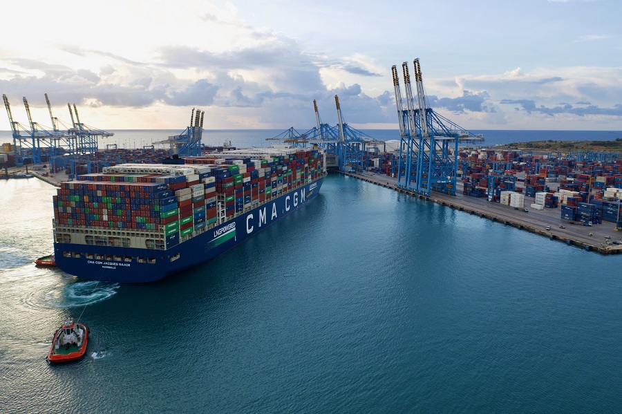 Una de las grandes navieras mundiales anuncia que no transportará más  residuos plásticos en sus barcos