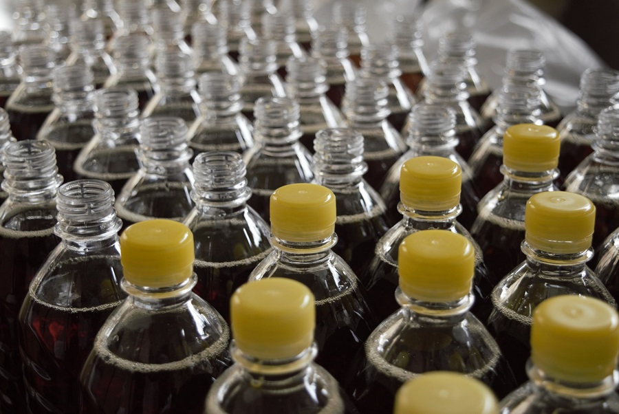 Las botellas de PET reciclado podrían liberar más sustancias químicas que las de PET virgen