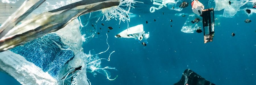 Los residuos plásticos visibles en los océanos son solo la punta del iceberg