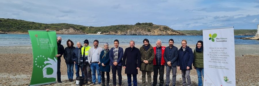 Baleares financia con el impuesto de turismo sostenible la retirada de residuos en el litoral de Menorca