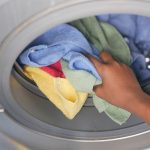 Las secadoras liberan tantas microfibras al aire como las lavadoras por el desagüe, según un estudio
