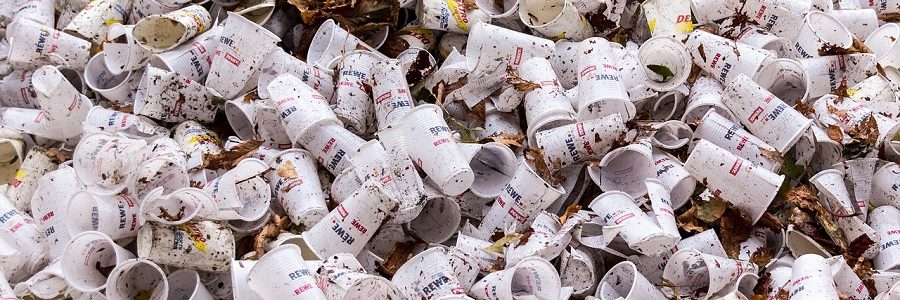 Un proceso de reciclaje químico utiliza luz y oxígeno para convertir residuos plásticos en ácido benzoico