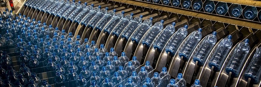 Alpla lanza una botella de agua de PET retornable