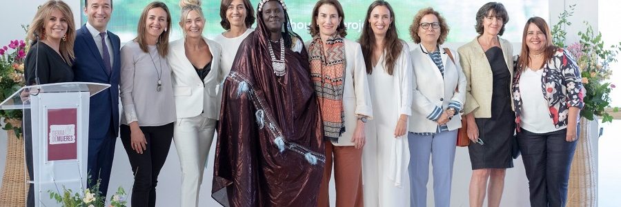 Un proyecto de reciclaje de plásticos en Malí gana el premio Tierra de Mujeres de la Fundación Yves Rocher