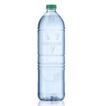 Una botella de agua de plástico reciclado y sin etiqueta para reducir su impacto ambiental