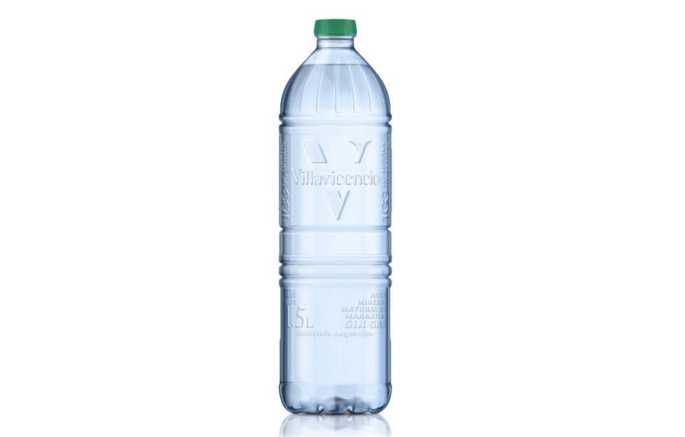 Botellas de plástico reciclado y sin etiqueta