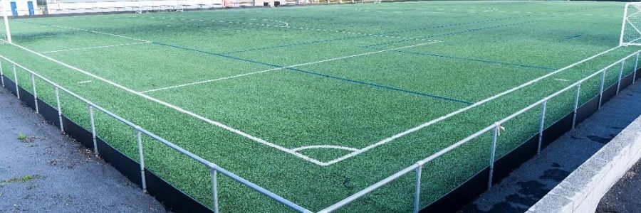 Primer campo de fútbol de césped artificial con medidas para evitar la liberación de microplásticos