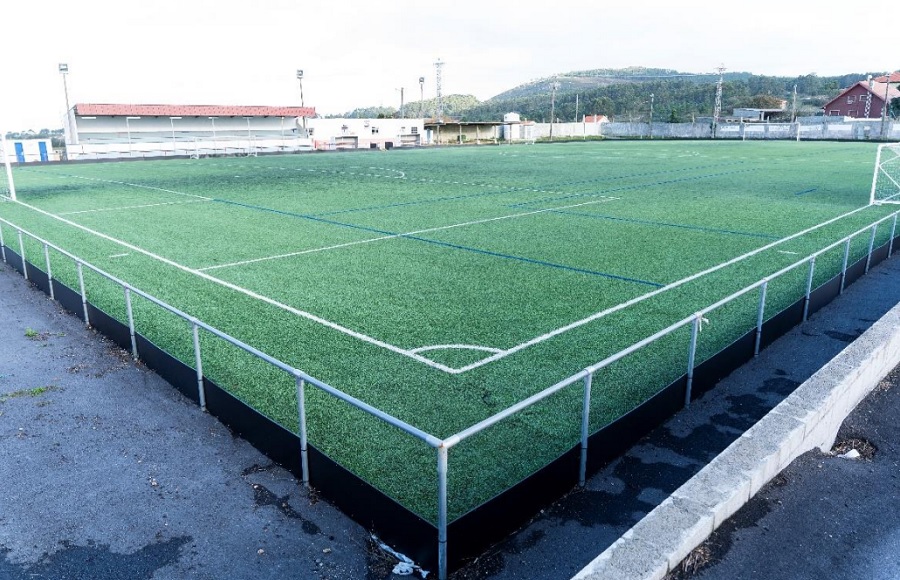 Un sistema para retener los microplásticos en los campos de fútbol de césped artificial