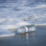 Los compromisos de contenido reciclado de las grandes marcas de bebidas no resolverán la contaminación marina por plásticos, según un estudio