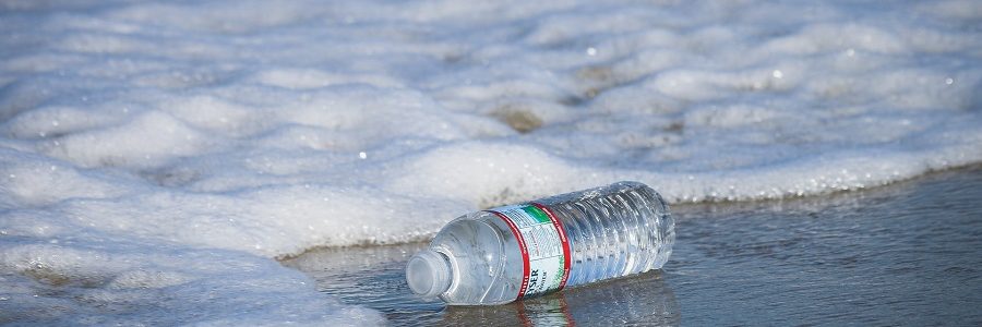 Los compromisos de contenido reciclado de las grandes marcas de bebidas no resolverán la contaminación marina por plásticos, según un estudio