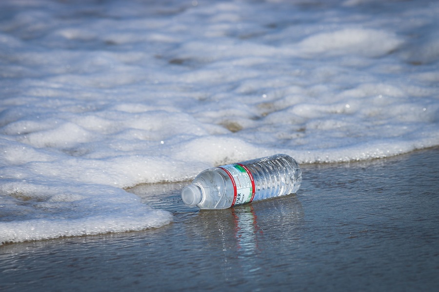 El contenido reciclado en las botellas de plástico no es suficiente, según Oceana