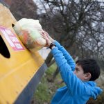 Depositamos una bolsa de residuos de envases en el contenedor amarillo cada cuatro días