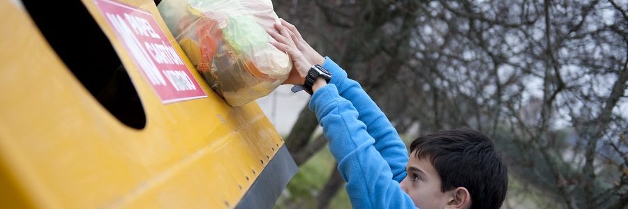 Depositamos una bolsa de residuos de envases en el contenedor amarillo cada cuatro días