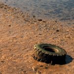 Los neumáticos abandonados que amenazan los océanos