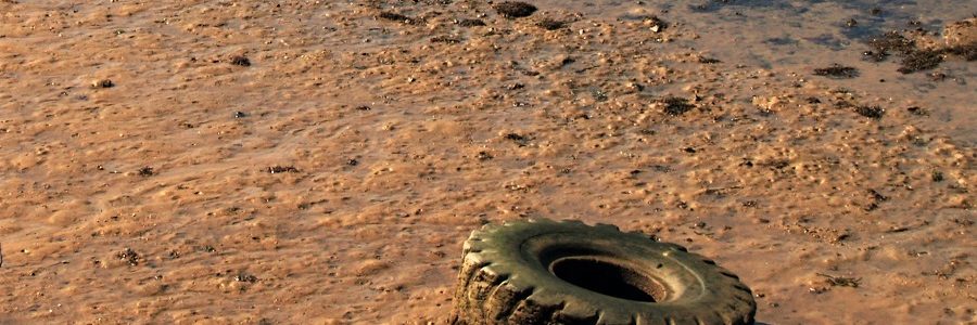 Los neumáticos abandonados que amenazan los océanos