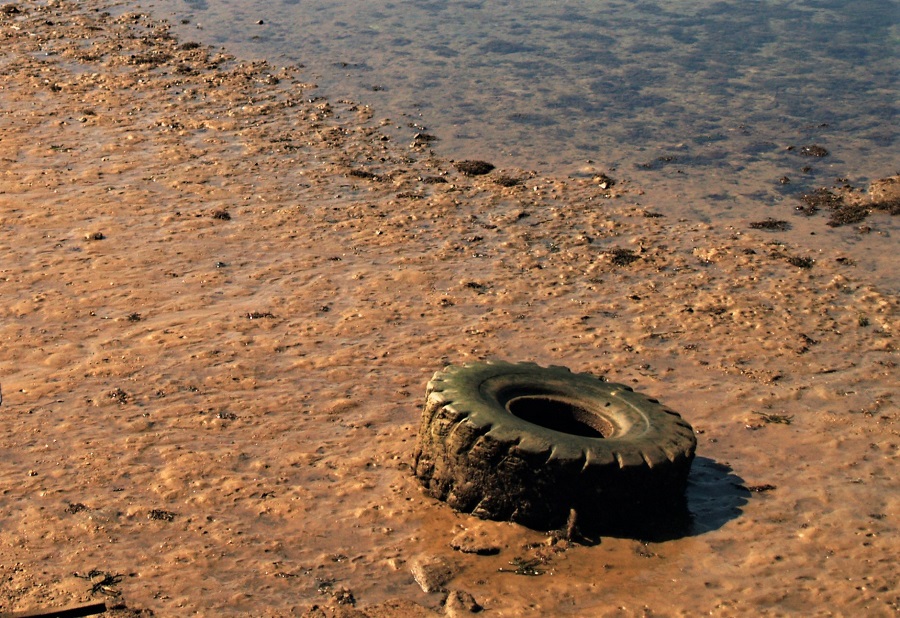 El problema de los neumáticos abandonados y la contaminación de los océanos