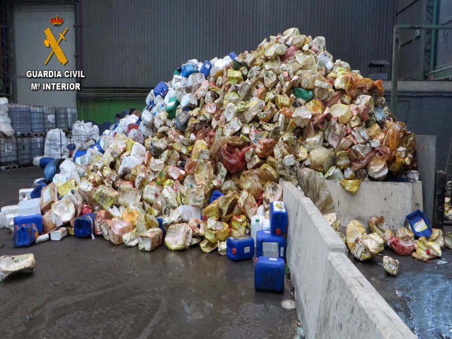 Residuos peligrosos almacenados en una de las empresas investigadas
