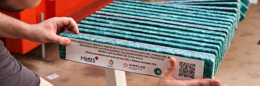 La iniciativa Mares Circulares fabrica mobiliario urbano con plásticos reciclados de basuras marinas
