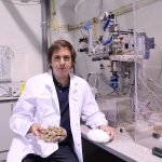 Un investigador del CSIC convierte residuos de almendras y mascarillas en biocombustible usando agua de mar