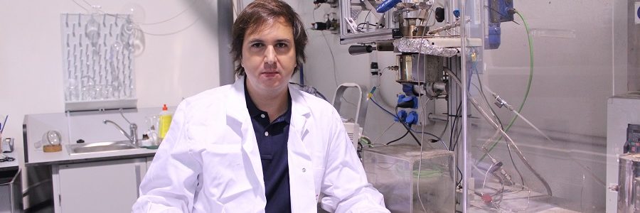 Un investigador del CSIC convierte residuos de almendras y mascarillas en biocombustible usando agua de mar