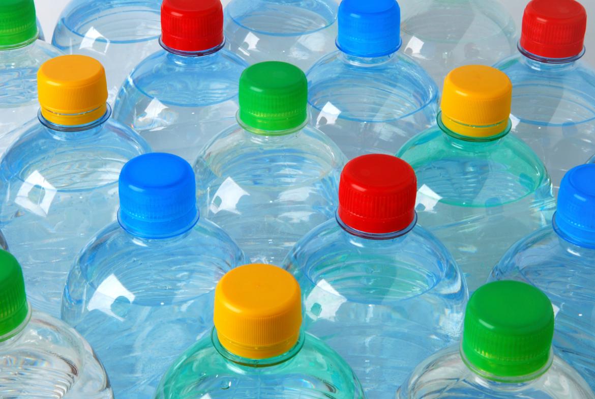 botellas de plástico de un solo uso con su tapón
